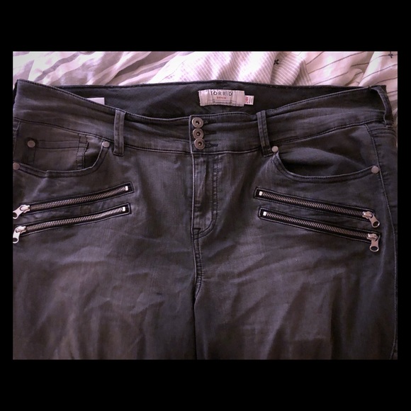 Torrid skinny jeans with zipper accent - Picture 1 of 3